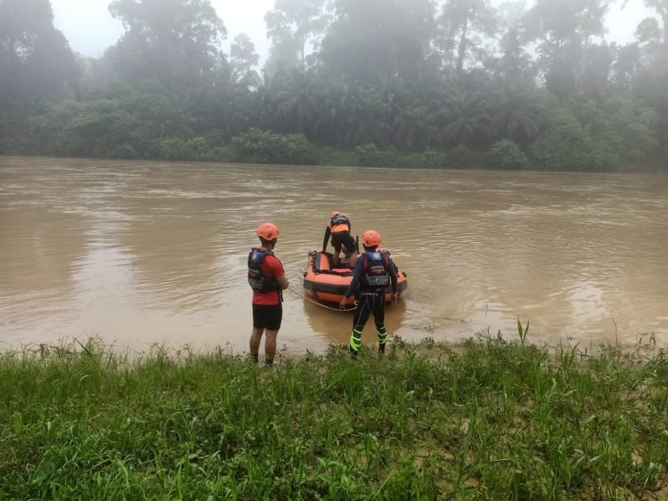 Novrianda Terpeleset dan Jatuh Saat Duduk di Tepi Sungai Batang Tebo. (Foto : ist)