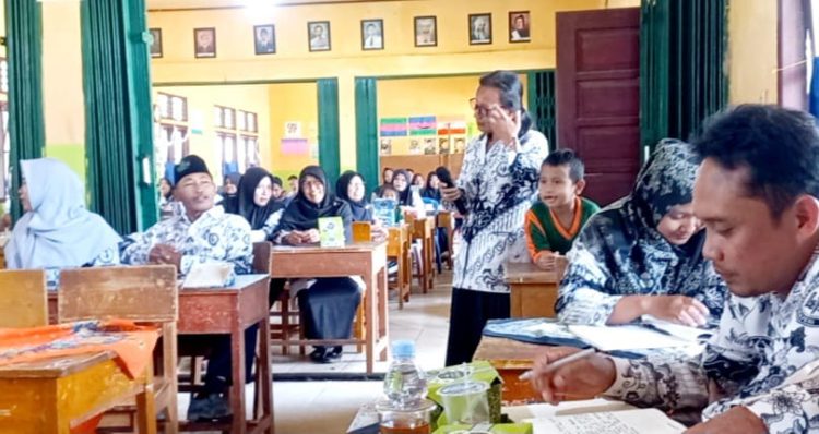 Guru di Pamenang Selatan Nangis Curhat Dengan Nasution. (Foto : ist)