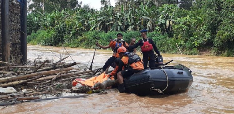 Korban Tenggelam di Sungai Pulau Rayo Merangin Ditemukan Mengapung. (Foto : ist)