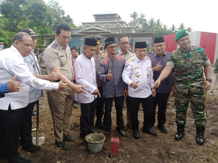 Pemasangan patok batas tanah. (Foto : Rolan - sinarjambi.com)