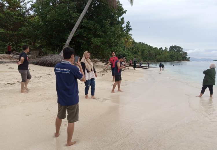 Keseruan jelajah pulau Pahawang. (Foto : Rolan - sinarjambi.com)