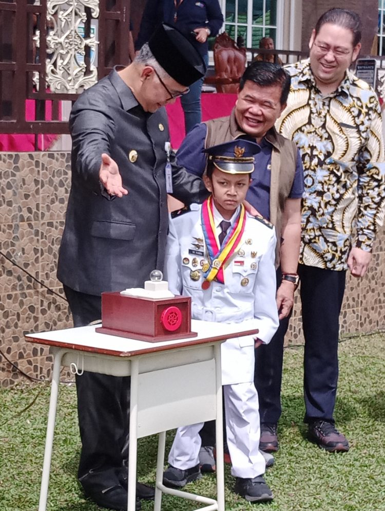 Momen Fasha ketemu siswa SD bergaya bak Walikota Jambi. (Foto : Rolan - sinarjambi.com)