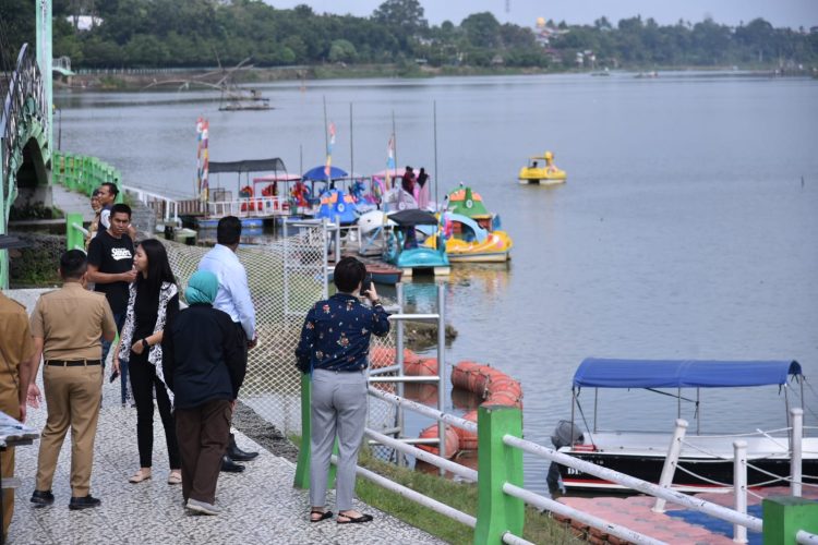 Tim TFURP Singapura Tinjau Danau Sipin. (Foto : ist)