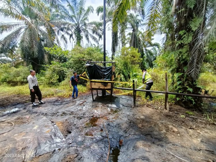 Ditreskrimsus Polda Jambi Tindak Penambangan Minyak Tanpa Izin. (Foto : ist)