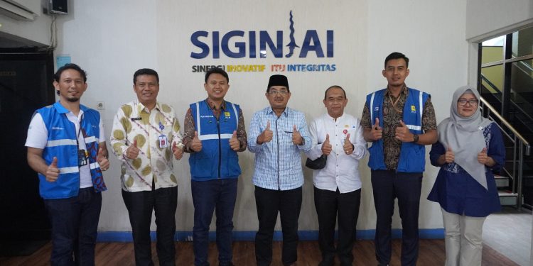 Bupati Tanjab Barat Koordinasikan Permasalahan Listrik Wilayah Ulu di Kantor PLN UP3 Jambi. (Foto : ist)