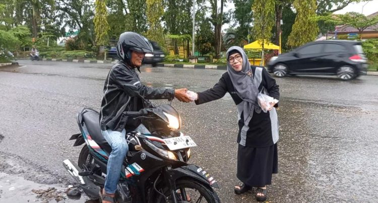 Bundo Kanduang Merangin Berbagi Takjil Kepada Pengendara. (Foto : Yazdi - sinarjambi.com)