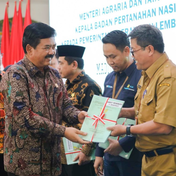 Hadi Tjahjanto Serahkan Sertipikat Aset Pemerintah. (Foto : ist)