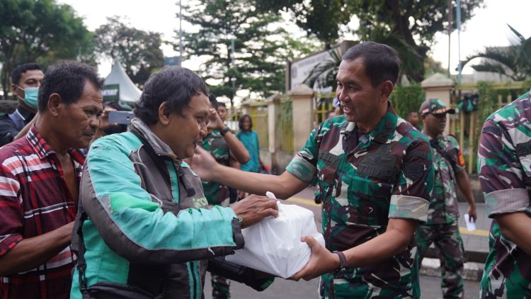 TNI AD Berbagi 1.500 Paket Berbuka Puasa untuk Warga Jakarta. (Foto : ist)