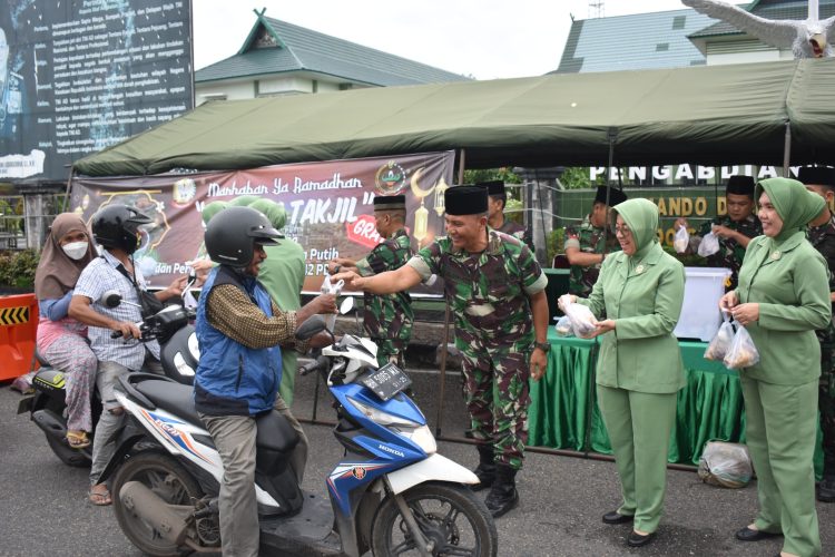 Keluarga Besar Korem 042/Gapu Berbagi Takjil Buka Puasa. (Foto : ist)