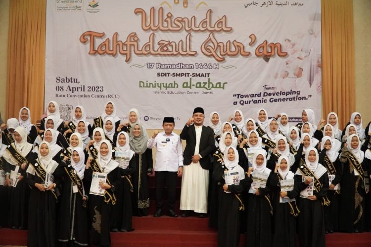 Muliakan para penghafal Alquran, Al Haris Hadiahkan Umroh Gratis Kepada Orang Tua Hafizh. (Foto : ist)