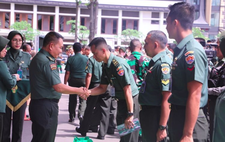 Kasad Berikan Bingkisan Lebaran. (Foto : ist)