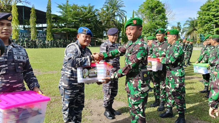 Korem 042/Gapu Bagikan Bingkisan Lebaran. (Foto : ist)