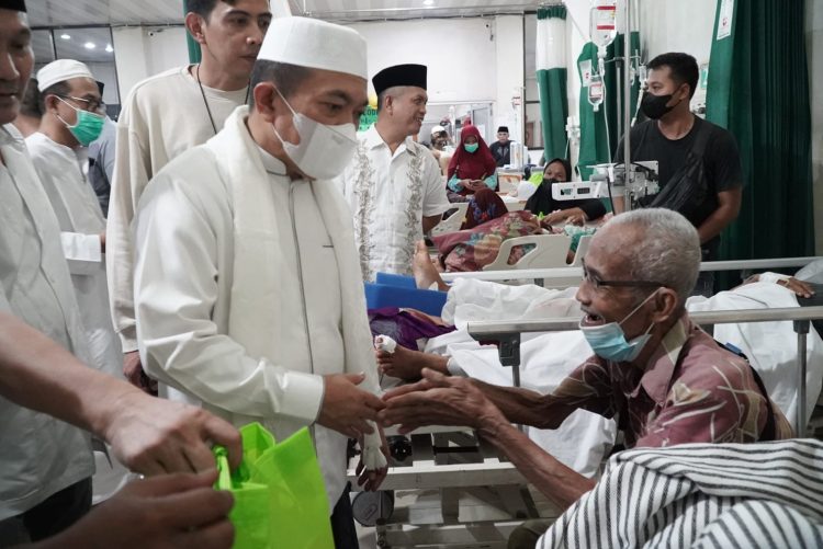 Al Haris Kunjungi Nakes dan Pasien di RSUD Raden Mattaher. (Foto : ist)