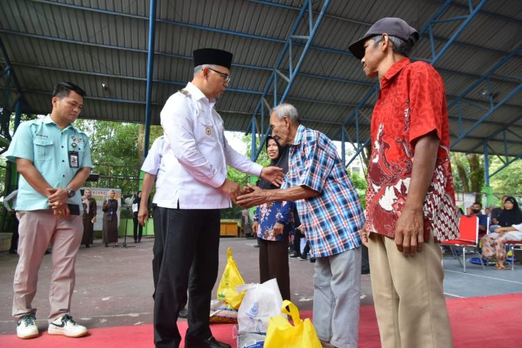 Fasha Serahkan Bantuan Bagi Masyarakat Miskin Ekstrem. (Foto : ist)