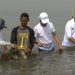 Dihan Yusro* _Sekretaris Perusahaan PT Kliring Berjangka Indonesia_ (kiri) tengah mendampingi petani rumput laut di kawasan Pantai Lontar, serang, Banten. (Foto : ist)