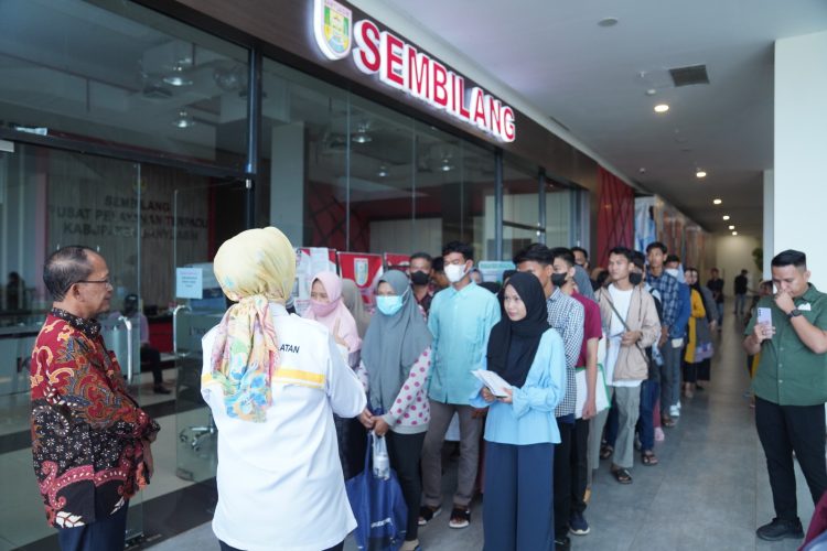Urus KTP di UPT Sembilang Sehari Jadi. (Foto : ist)