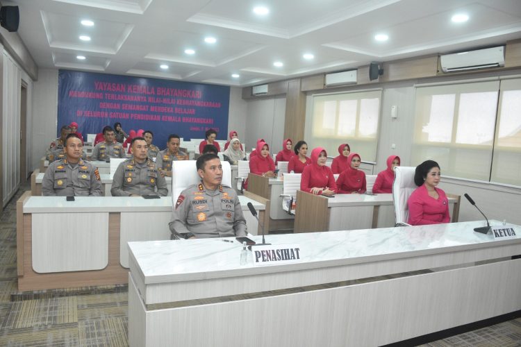 Kapolda dan Ketua Bhayangkari Polda Jambi Ikuti Acara HUT Ke-43 YKB. (Foto : ist)