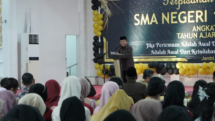 Gubernur Al Haris Beri Pesan Kepada Siswa SMAN 12 Kota Jambi yang Baru Lulus. (Foto : ist)