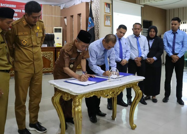 Bupati Mashuri Tandatangani Kerjasama Bantuan Hukum
Bersama Kejari Merangin. (Foto : ist)