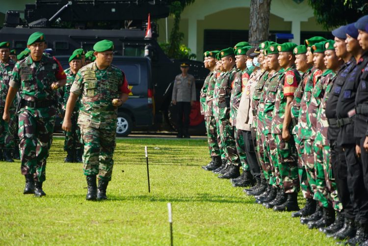 Jelang Kunjungan RI 1 di Jambi, Danrem 042/Gapu Pimpin Apel Gelar Pasukan Pengamanan VVIP. (Foto : ist)