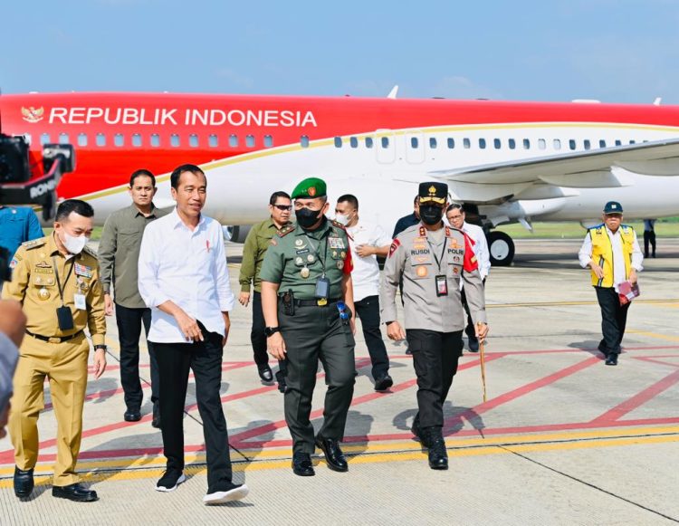 Pangdam II/Swj Bersama Danrem Gapu Dampingi Presiden Jokowi Tinjau Pasar Talang Banjar. (Foto : Biro Pers dan Sekretariat Presiden)