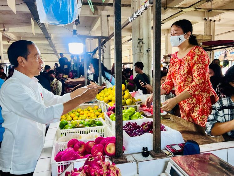 Presiden Jokowi Cek Harga Komoditas Pangan di Pasar Rakyat Talang Banjar. (Foto :