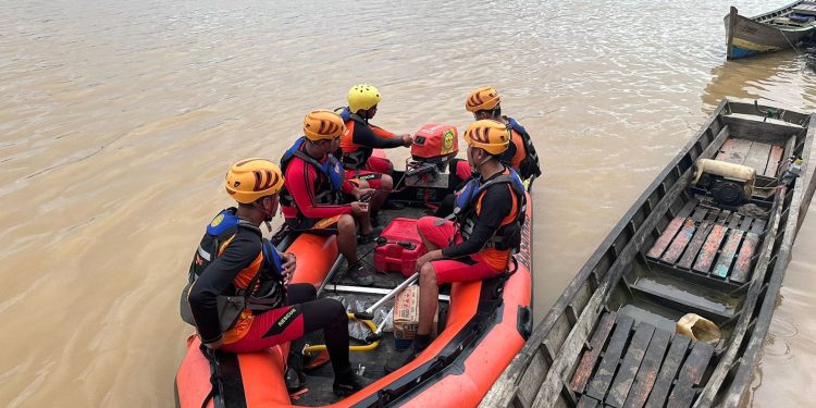 Warga Rukam Diduga Kesurupan Jatuh ke Sungai Batanghari. (Foto : ist)