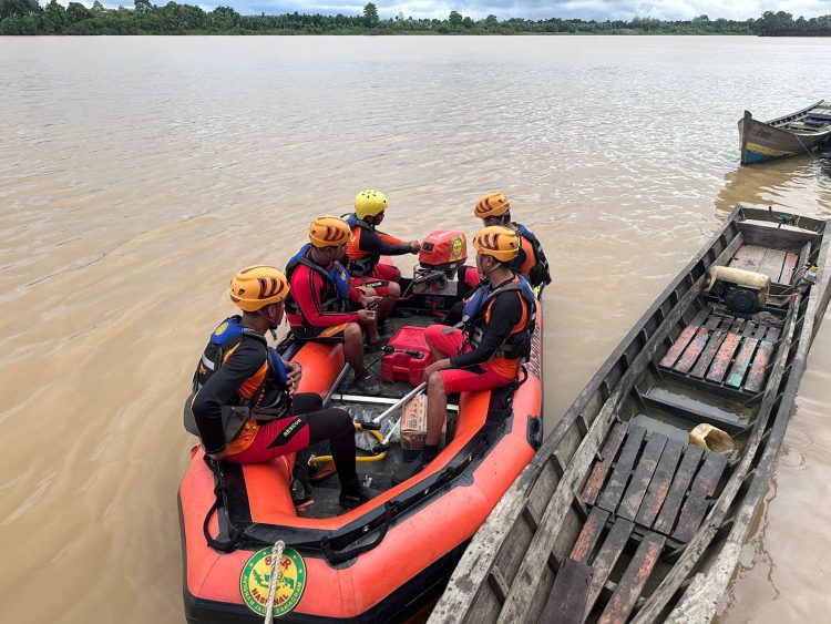 Warga Rukam Diduga Kesurupan Jatuh ke Sungai Batanghari. (Foto : ist)