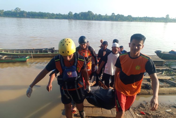Warga Rukam yang Kecebur di Sungai Batanghari Ditemukan Meninggal. (Foto : Basarnas Jambi)