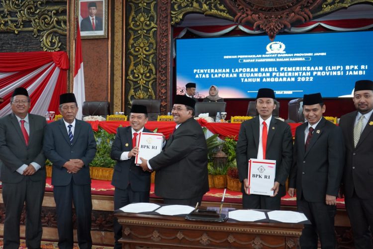 Gubernur Al Haris Terima LHP Atas LKPD Provinsi Jambi Tahun Anggaran 2022. (Foto : ist)