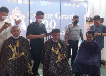 Hary Susetyo (Kanan) turut mencukur rambut peserta secara simbolis. (Foto : Kantah Kota Jambi)