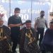 Hary Susetyo (Kanan) turut mencukur rambut peserta secara simbolis. (Foto : Kantah Kota Jambi)