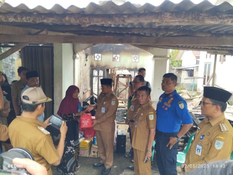 Wawako Maulana Serahkan Bantuan Tanggap Darurat Untuk Korban Kebakaran. (Foto : ist)