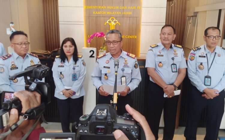Tholib (tengah) saat jumpa pers. (Foto : Rolan - sinarjambi.com)