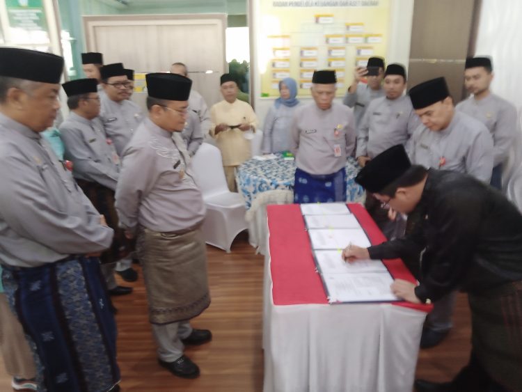 Maulana saksikan penandatanganan MoU antara BPKAD kota Jambi dan Bank Jambi. (Foto : Rolan - sinarjambi.com)