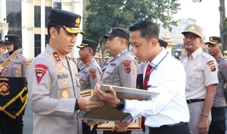 Kapolda Beri Penghargaan Personel Polda Jambi Berprestasi. (Foto : ist)