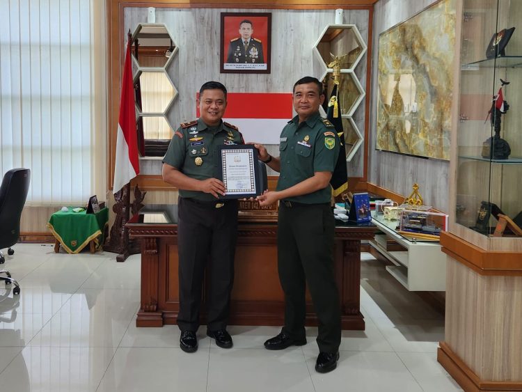 Mayor Inf Hatta (kanan) bersama Danrem Gapu Brigjen TNI Supriono. (Foto : ist)