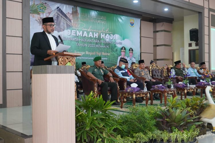 Sekda berpesan kepada jemaah haji untuk luruskan Niat, Jaga Kesehatan dan Selalu Kompak Dengan Rombongan. (Foto : ist)