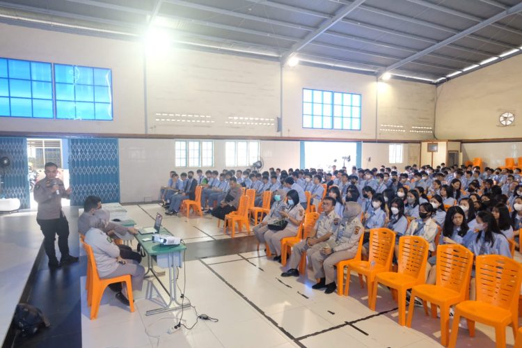 RS Bhayangkara - Biddokkes Polda Jambi Beri Pelatihan Bantuan Hidup Dasar Ke Siswa SMA Xaverius 1. (Foto : ist)