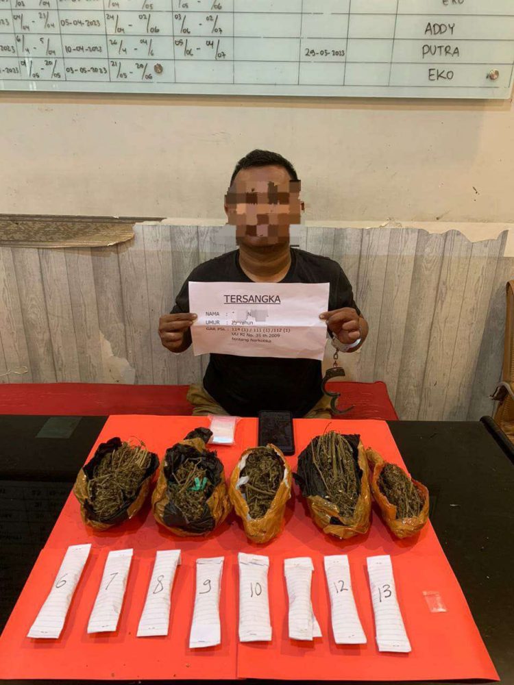 Pelaku RA dengan barang bukti narkotika. (Foto : ist)