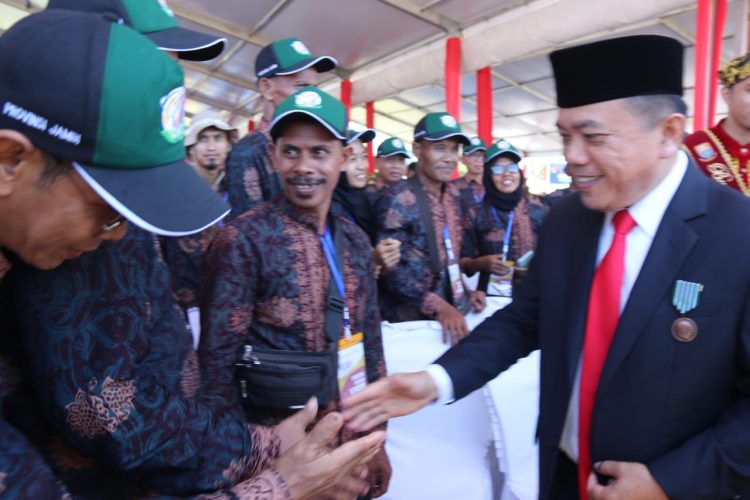Gubernur Al Haris Terima Penghargaan Satyalancana Wira Karya. (Foto : ist)
