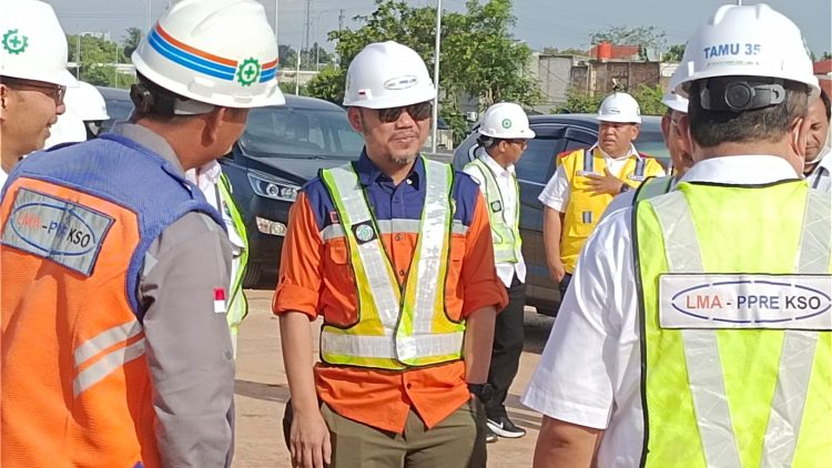 Kepala BPN Kota Depok Indra Gunawan saat meninjau lokasi Jalan Tol Cijago belum lama ini. (Foto : ist)