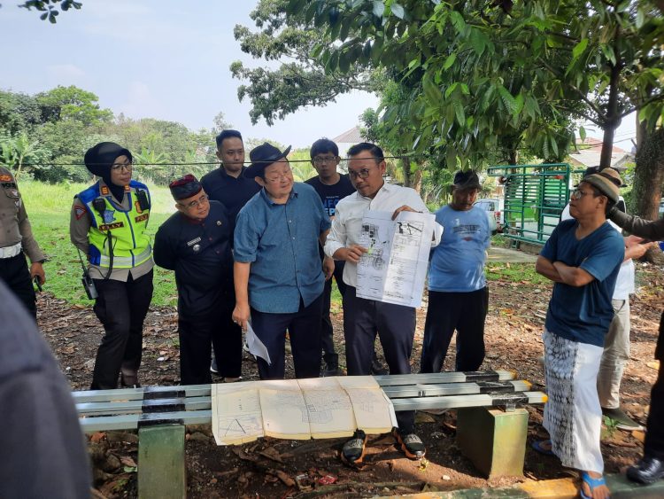 Merespon keinginan warga, Kepala BPN Kota Depok Indra Gunawan kerap turun ke lokasi  memberikan penjelasaan kepada warga. (Foto: BPN Kota Depok)