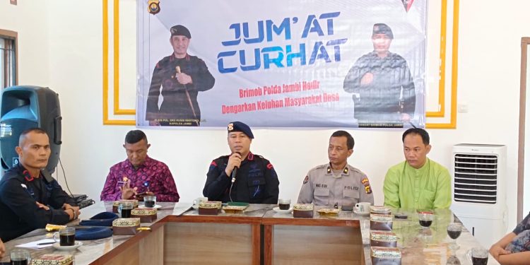 Dansat Brimob Pimpin Jumat Curhat Polda Jambi Sambangi Warga di Desa Lopak Alai. (Foto : ist)