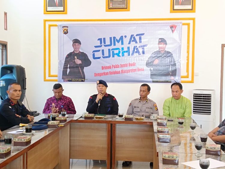 Dansat Brimob Pimpin Jumat Curhat Polda Jambi Sambangi Warga di Desa Lopak Alai. (Foto : ist)