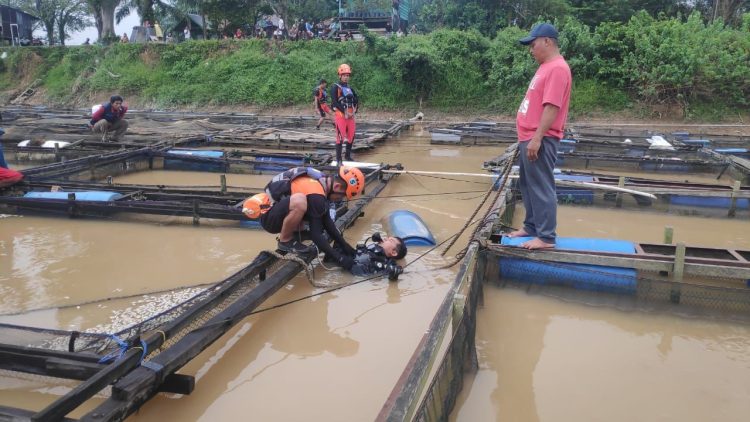 Basarnas Jambi mencari korba tenggelam karena tersengat listrik. (Foto : ist)
