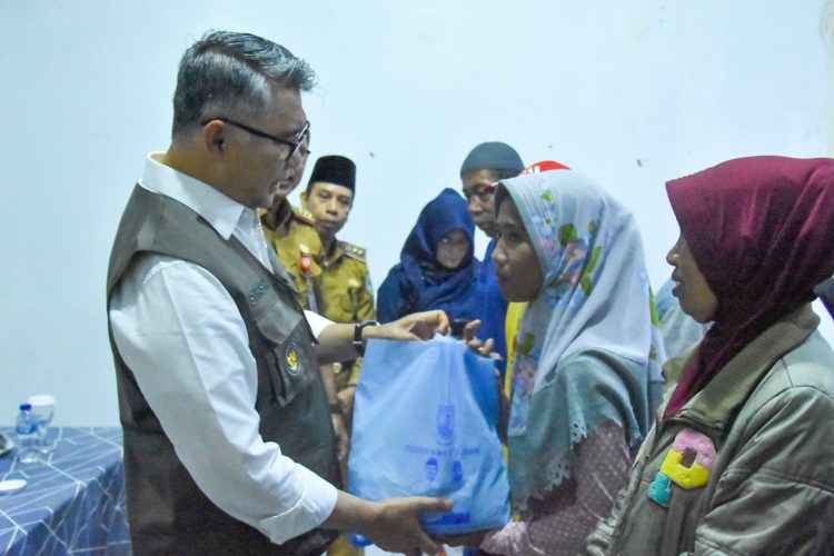 Tuntaskan Kemiskinan Ekstrem Kota Jambi, Fasha Kembali Serahkan Bantuan Sosial. (Foto : ist)
