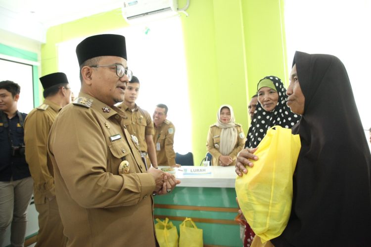 Maulana Serahkan Bantuan Sosial Miskin Ekstrem di Kotabaru dan Alam Barajo. (Foto : ist)
