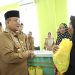 Maulana Serahkan Bantuan Sosial Miskin Ekstrem di Kotabaru dan Alam Barajo. (Foto : ist)