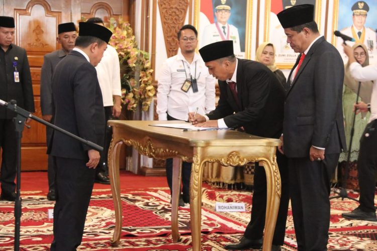 Gubernur Al Haris Lantik 13 Pejabat Eselon II. (Foto : ist)